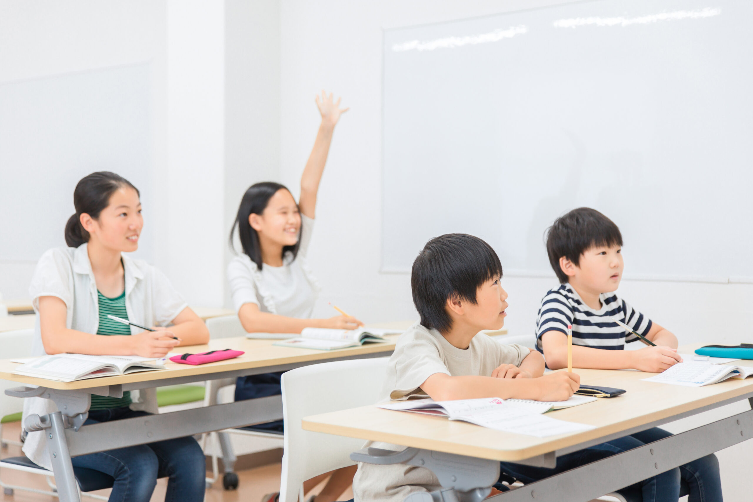 勉強する小学生